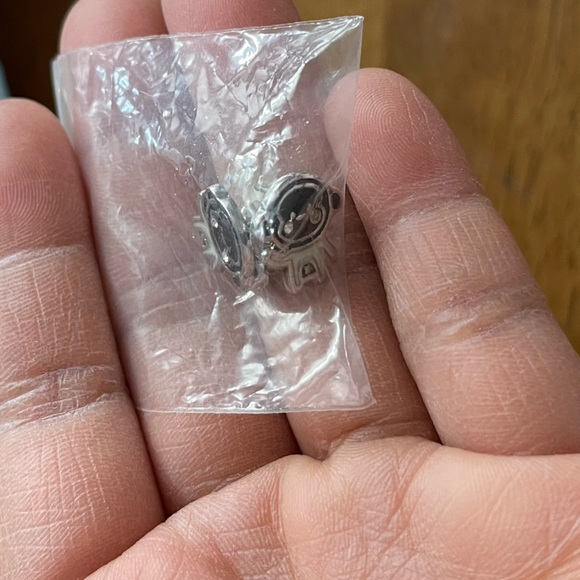 NWOT 1 Pair Monkeys Studded Earrings Jewelry - Picture 3 of 3